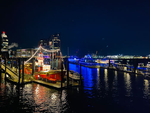 Hamburgs nächtliche bunt erleuchtete Skyline